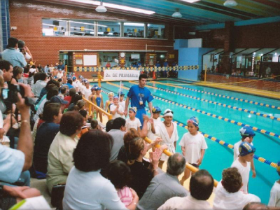 Alumnos de preescolar y primaria en clases de natación del colegio CEMIE.